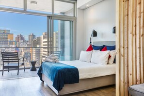 1 bedroom, in-room safe, iron/ironing board, travel cot - Backup-Powered Mountain-view Apartment with Big Balcony & Amazing City Views (Cape Town)
