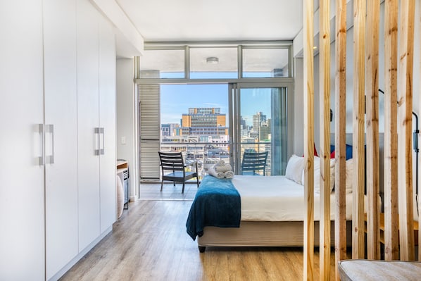 In-room safe, iron/ironing board, travel crib, free WiFi - Backup-Powered Mountain-view Apartment with Big Balcony & Amazing City Views (Cape Town)