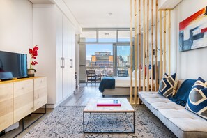 Flat-screen TV - Backup-Powered Mountain-view Apartment with Big Balcony & Amazing City Views (Cape Town)