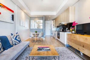 Flat-screen TV - Backup-Powered Mountain-view Apartment with Big Balcony & Amazing City Views (Cape Town)