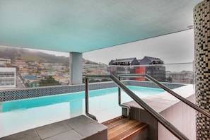 Outdoor pool - Backup-Powered Mountain-view Apartment with Big Balcony & Amazing City Views (Cape Town)