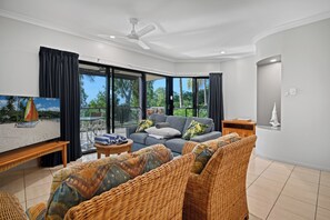 Flat-screen TV, DVD player - Anchorage - Anchorage 02 (Hamilton Island)