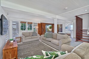 TV - Decked Out By The Sea 4 Bedrooms (Cairns)
