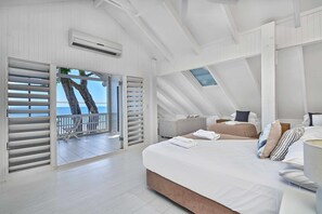 4 bedrooms, iron/ironing board, free WiFi, bed sheets - Decked Out By The Sea 4 Bedrooms (Cairns)