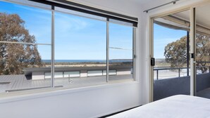 Una habitación moderna con ventanas amplias que ofrecen vistas al mar y al paisaje.