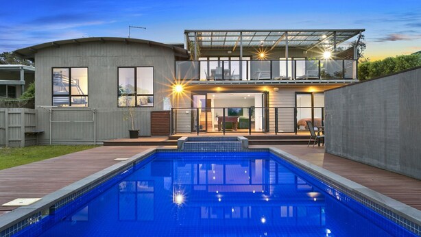 A modern house with a swimming pool, a covered patio, and a large glass window overlooking the backyard. - Pet Friendly - Miss Maude Mt Martha with pool and spa (Mount Martha)