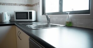 Frigorifero, microonde, forno, piano cottura