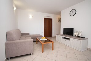 TV - Holiday apartment only 50m from the beach, village Pješčana uvala (Pješcana uvala)