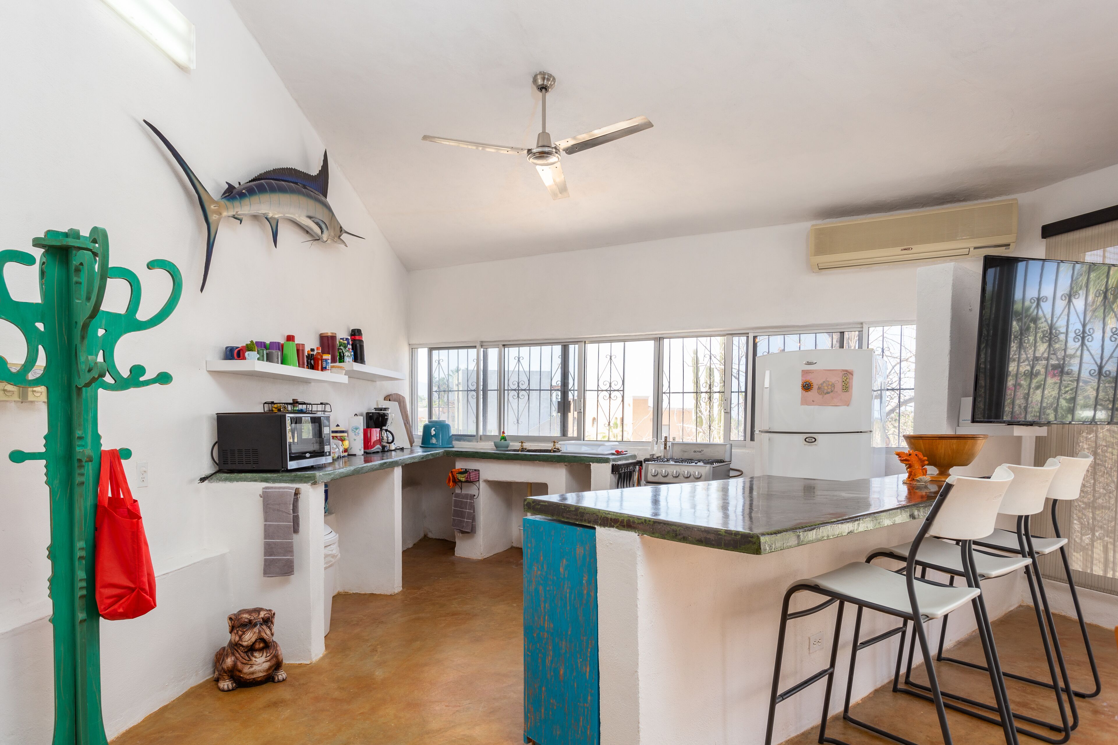 3bdr 2 bath Downtown Home for 9 guests with ocean and palm trees views. 