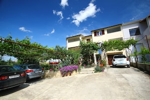 Property grounds - Sun&Sea Apartments A2(4+2) oversees Medulin bay for a relaxing vacation (Medulin)