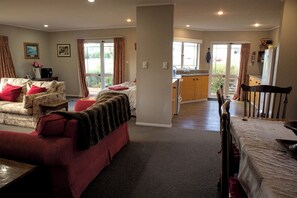 Smart TV, fireplace, books, offices - Charming and comfortable country cottage in Central Hawkes Bay  (Otane)
