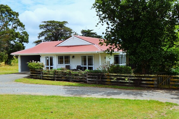 Exterior - Charming and comfortable country cottage in Central Hawkes Bay  (Otane)