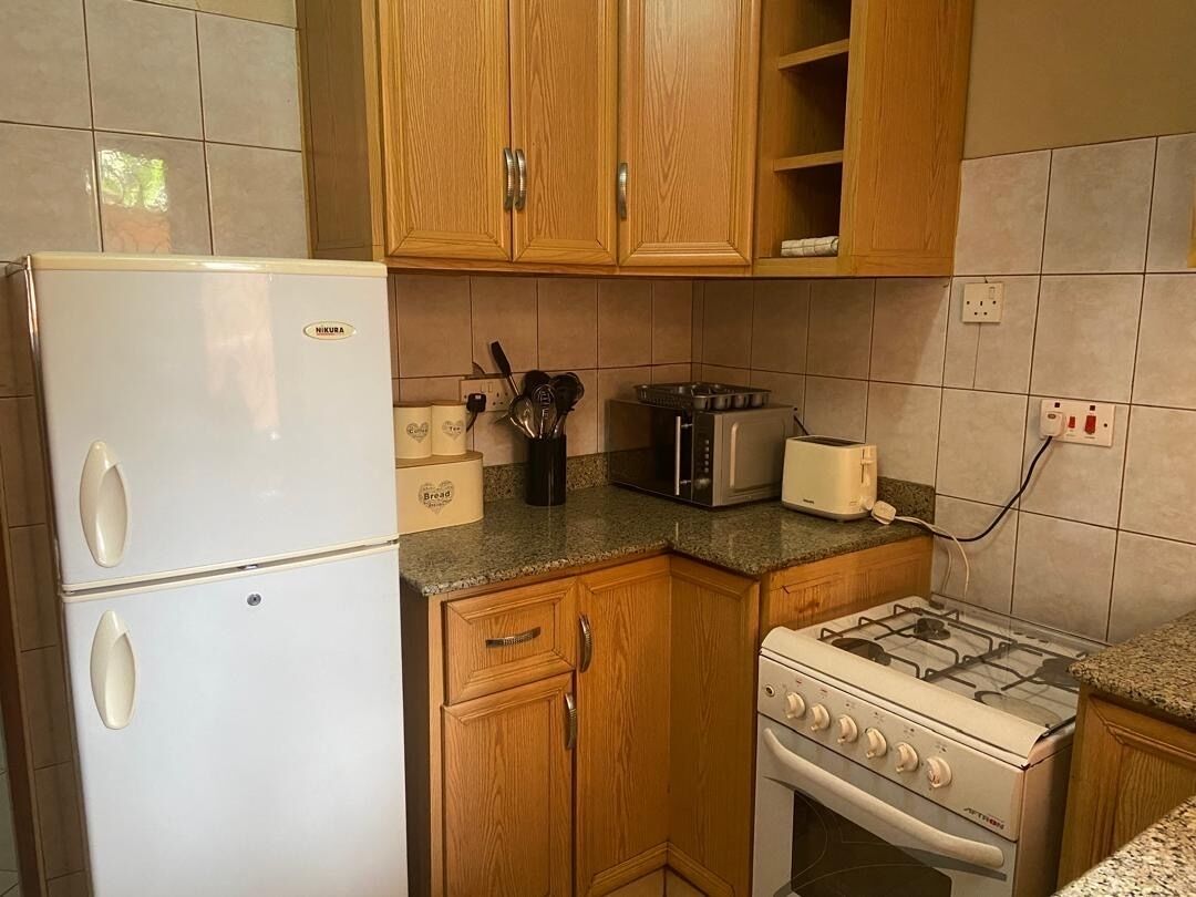 Refrigerador, parrilla de estufa y utensilios de cocina 