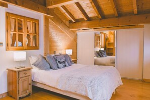 4 bedrooms, iron/ironing board, travel cot, WiFi