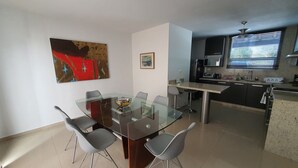 Cozinha moderna com área de jantar.
