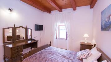 3 quartos, ferros/tábuas de passar roupa, berço de viagem