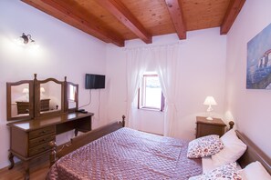 3 quartos, ferros/tábuas de passar roupa, berço de viagem