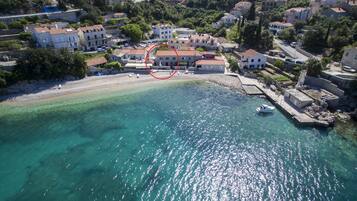 Na praia, espreguiçadeiras, toalhas de praia