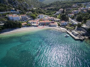 Na praia, espreguiçadeiras, toalhas de praia 