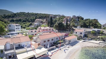 Na praia, espreguiçadeiras, toalhas de praia