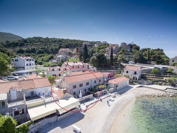 Na praia, espreguiçadeiras, toalhas de praia 