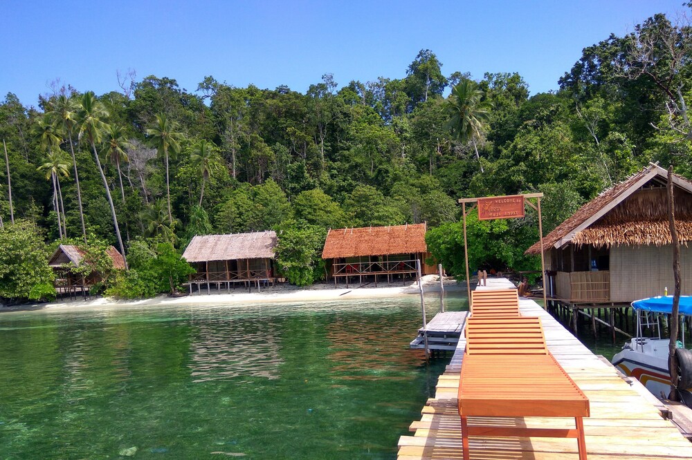 Best rajaampat homestay. the best spot for snorkling and diving mansuar island,,