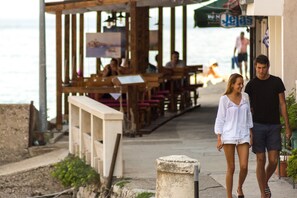 المنطقة المحيطة بالمنشأة