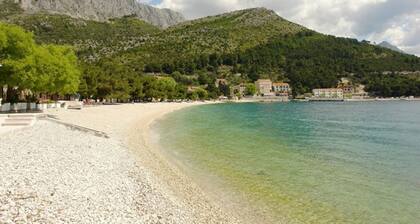 Haus befindet sich in einem kleinen Ort Drevenik an der Makarska Riviera.