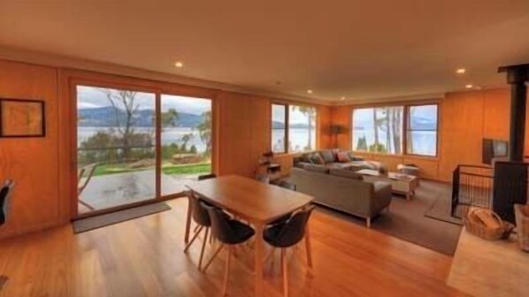 TV, fireplace - Fair Winds , luxury Huon Valley accommodation (Brooks Bay)