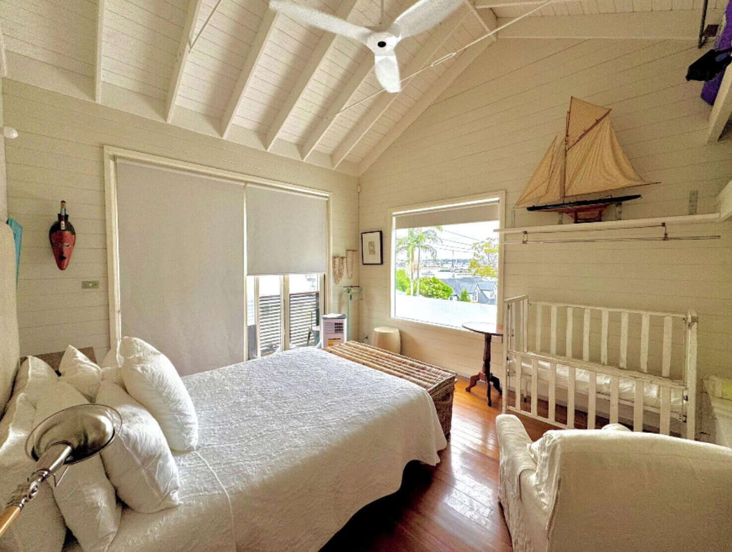 4 bedrooms, desk, iron/ironing board, travel cot