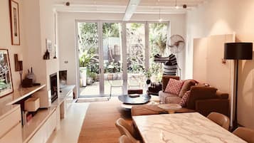 Smart-TV, Kamin, Bücher