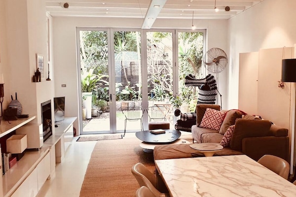 TV connectée, cheminée, livres