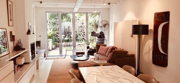 Smart-TV, Kamin, Bücher