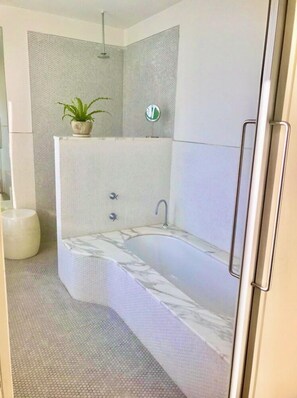 Baignoire, articles de toilette écologiques, sèche-cheveux