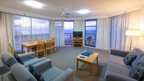 Smart TV - Coolangatta Beautiful Beach Front Apart. sleep 6 avail. Dec 27th -10th Jan 2026 (Coolangatta)