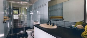 Haartrockner, Handtücher, Toilettenpapier