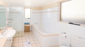 Bathtub - The Rockpool 3 - Great Position (AVOCA BEACH)