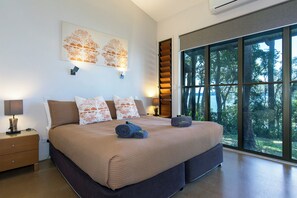 1 bedroom, iron/ironing board, free WiFi, bed sheets - Noosa Deluxe Lakehouse 2 Bdrm (1 bedroom lockoff) Noosa's favourite lake retreat (Sunshine Coast)