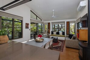 Smart TV, fireplace