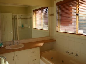 Shower - Villa on Nathan Central Albury (Albury)
