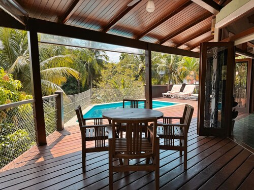House with pool and sea view in upmarket neighborhood for up to 10 people with WIFI.