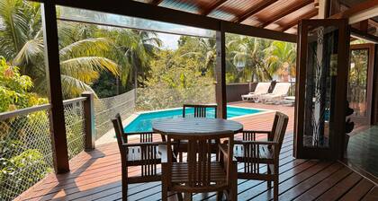 House with pool and sea view in upmarket neighborhood for up to 10 people with WIFI.
