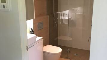 Dusche, Haartrockner, HandtĂŒcher, Seife