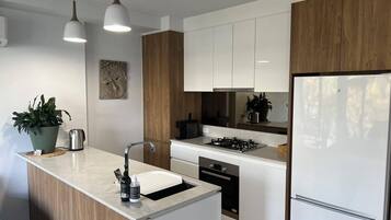 Een koelkast, een microgolfoven, een oven, een kookplaat