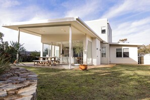 Outdoor dining - Baileys Beach House - A stunning modern house only stones throw from the beach (Binalong Bay)