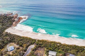 Beach - Baileys Beach House - A stunning modern house only stones throw from the beach (Binalong Bay)