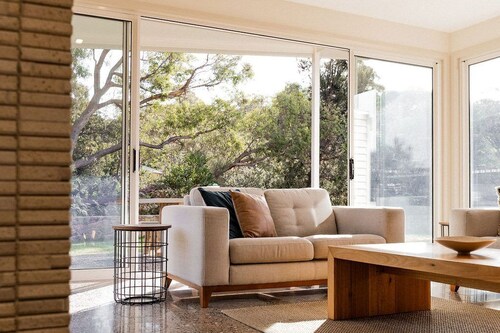 Baileys Beach House - A stunning modern house only stones throw from the beach