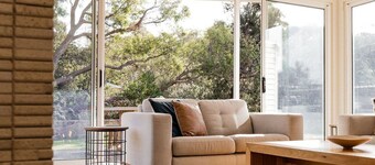 Baileys Beach House - A stunning modern house only stones throw from the beach