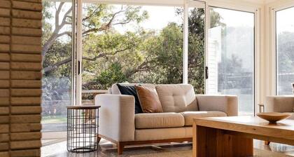 Baileys Beach House - A stunning modern house only stones throw from the beach