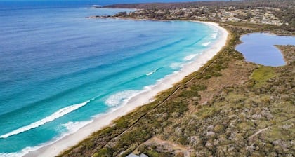 Baileys Beach House - A stunning modern house only stones throw from the beach